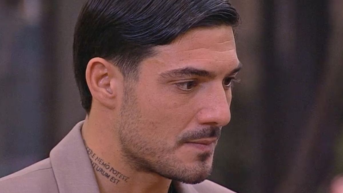 Grande Fratello, Lorenzo smascherato da un presunto parente? “Passato inventato”